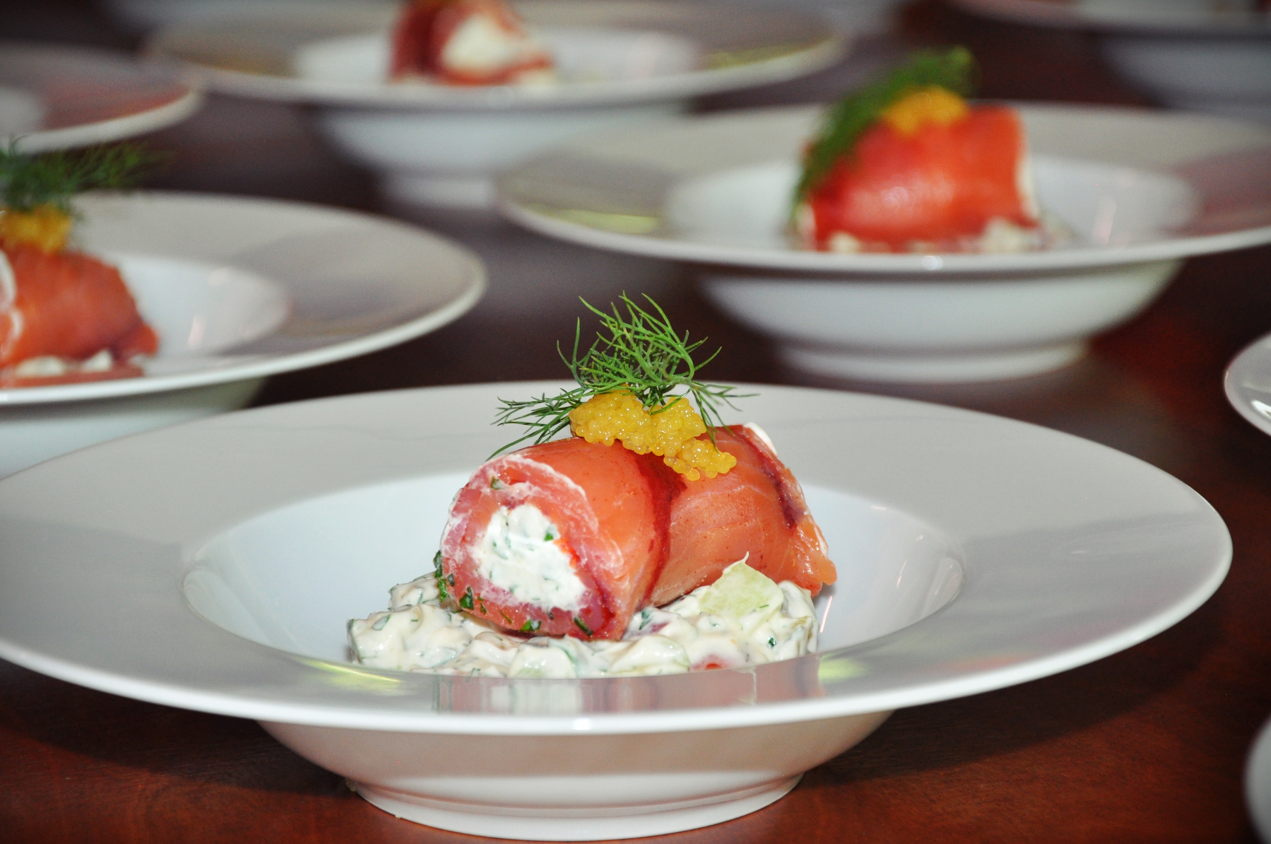 Räucherlachs Cannelloni auf Gurken-Dill Salat | Excellence Kochschulen
