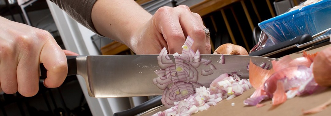 Friedr Dick Knife Cutting Shallots © Didriks - flickr.com (used under CC BY 2.0 – Unmodified)